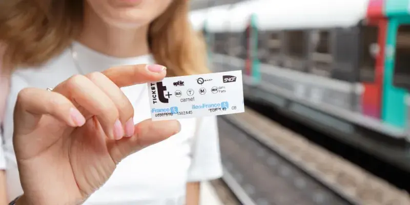 Is Paris Safe for Solo Female Travellers: Keep Your Tickets